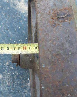 Staré litinová kola na ose - 5