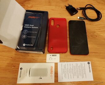 Mobilní telefon Motorola MOTO E6i červený (Electric Pink) - 5