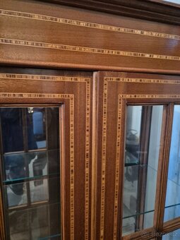 Stylová vitrína s intarzií - 5