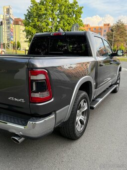 DODGE RAM Laramie 5.7 V8 HEMI—2020—KŮŽE—LED světla —95.000km - 5
