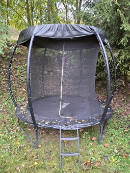 Dřevěný domeček, trampolína, kuchyňka - 5