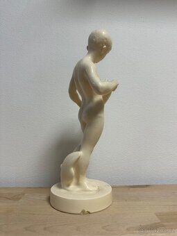 Soška chlapec s lodičkou - 5