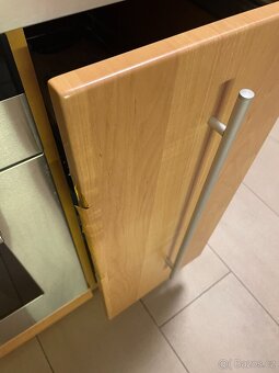 Kuchyňská linka s ostrůvkem ve velmi dobrém stavu - 5