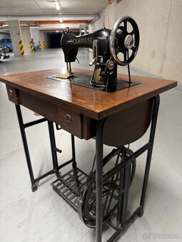 Starý šicí stroj LADA - 5