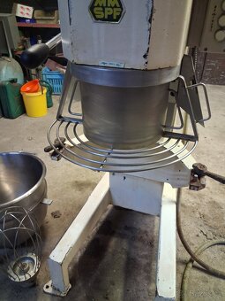 Prodám robot, hnětač 40L, lze řadit rychlosti za provozu - 5