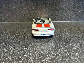 Chevrolet Camaro cabrio 1:18 - 5