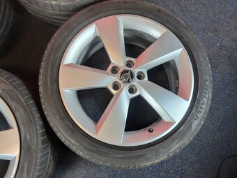 ALU disky originál Škoda 5x100 R17 s letními pneu 225/45 R17 - 5