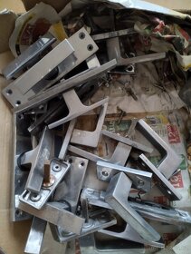 Mosazné a hliníkové okenní kliky - 5