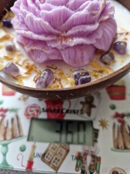 Relaxační svíčka s ametystem v kokosové misce s ametystem - 5