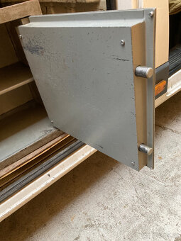 Trezor na zazdění do zdi, podlahy za 4.000 kč - 5