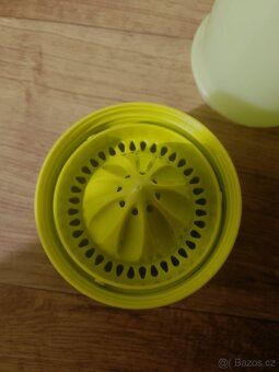 Tupperware Lahev na vodu - zabudovaný odšťavňovač a poutko - 5