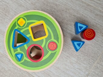 Tahacka tahací šnek s vkladacimi kostkami Hape - 5