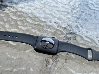 Apple Watch SE (2022) 44mm Cellular černé - 5