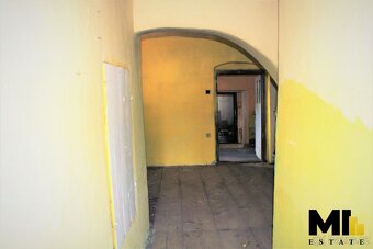 Prodej rodinného domu o velikosti 270 m2 na pozemku 833 m2 v - 5