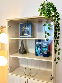 Prodám set dvou skříněk (barová/vinotéka + vitrína). - 5