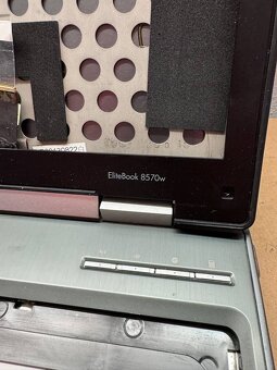 Predám pokazený notebook na náhradné diely zn.HP 8570w - 5