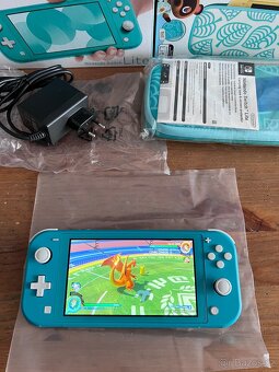 Nintendo Switch Lite v záruce + Pokémon v TOP stavu - 5