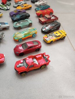 Mix autíček HotWheels + odpalovač aut - 5