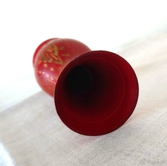 červená mosazná rytá vázička - ruční práce - 5