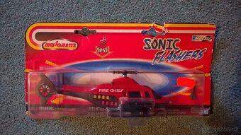 Pes, kočka, Pipers, helikoptéra, auta - 5
