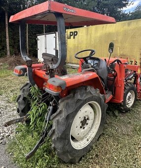 Traktor Kubota, malotraktor s čelním nakladačem 4x4 - 5