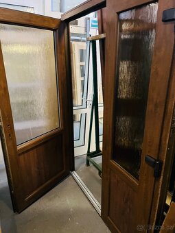 KRÁSNÉ 6TI KOMOROVÉ PLASTOVÉ DVOUKŘÍDLÉ VCHODOVÉ DVEŘE OŘECH - 5