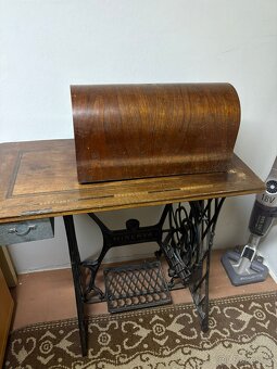 Starý šicí stroj - 5