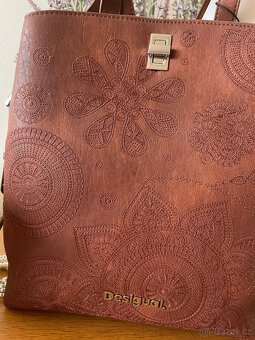 Hnědý vyšívaný elegantní batoh se vzorem mandal Desigual - 5