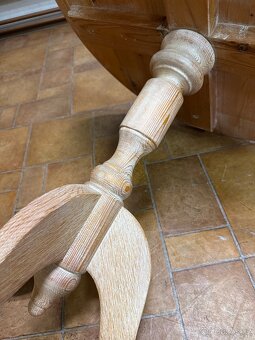 Kulatý masivní stolek, drásaná Pinie - 5