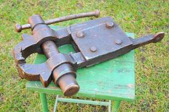 Masivní historický kovářský svěrák - 5