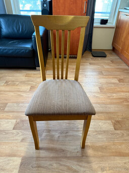 Prodám jídelní stůl z masivu + 4 čalouněné židle - 5