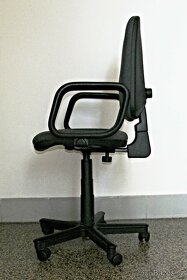 Kancelářské židle s područkami a bez područek - 5
