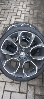 Sada Octavia RS X-TREME R19 - 5