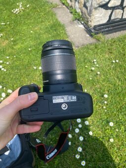 Canon 1220D se základním objektivem a brašnou - 5