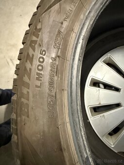 prodám zimní 315/40/21 Bridgestone dva kusy - 5