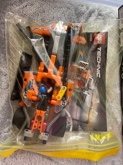 LEGO Technic Závodní nákladní automobil - 5