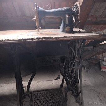 Starý šicí stroj - 5