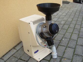 MLÝNEK NA CELOZRNNOU MOUKU /obilí / 380 V( dalamánky,chleba. - 5