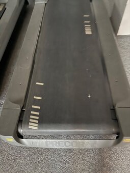 Profesionální běžecký pás Precor C954i - 5