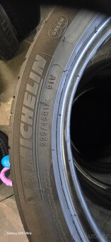 Prodám 2ks pneu 225/45/17 - 5