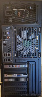 Herní PC s dvěma monitory, klávesnicí a myší - 5