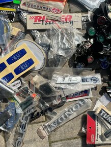 Autopotřeby, klíčenky, znaky, samolepky - 5