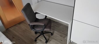 Psací stůl bílé barvy a kancelářské křeslo - 5