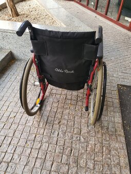 červený invalidní vozík Otto Bock - 5