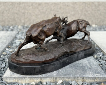 Bronzová socha dva bojující jeleni luxusní lovecká dekorace - 5