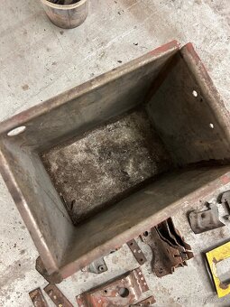 Skoda 110r / 110ls / 100 - kastlík baterky, držáky - 5