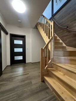 Prodej rodinného domu 252 m² s pozemkem 894 m² - 5