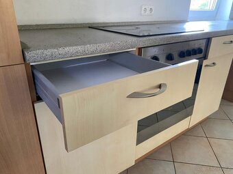 Moderní kuchyňská linka se spotřebiči - 5
