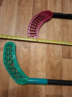 Raketa na líný tenis, hokejbalová hokejka, míče. - 5
