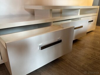 Prodám kvalitní robustní TV stolek – moderní design - 5